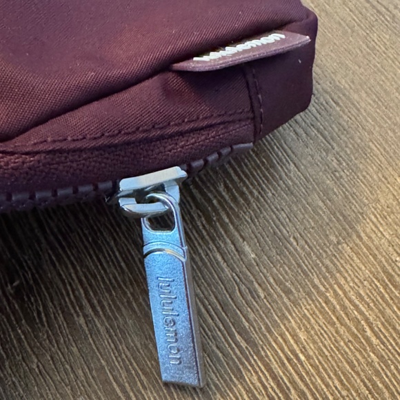 🇨🇦NEW WITH TAG Lululemon UBC Everywhere Belt Bag - Cassis - Picture 5 of 7